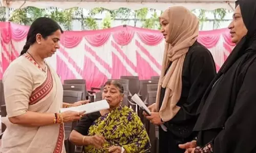 സ്വന്തം ഭൂമിക്കായി 35 വർഷത്തെ കാത്തിരിപ്പ്; വയോധികക്കായി അയൽവാസികൾ മന്ത്രിക്ക് മുന്നിൽ സ്വന്തം ഭൂമിക്കായി 35 വർഷത്തെ കാത്തിരിപ്പ്; വയോധികക്കായി അയൽവാസികൾ മന്ത്രിക്ക് മുന്നിൽ