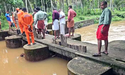 കനത്ത മഴയിൽ കുമ്മങ്കോട് തോട് കവിഞ്ഞു; രക്ഷകരായി ഫയർ ഫോഴ്സ് കനത്ത മഴയിൽ കുമ്മങ്കോട് തോട് കവിഞ്ഞു; രക്ഷകരായി ഫയർ ഫോഴ്സ്