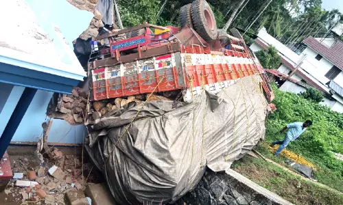 ഇരുളത്ത് ലോറി വീടിന് മുകളിലേക്ക് മറിഞ്ഞു ഇരുളത്ത് ലോറി വീടിന് മുകളിലേക്ക് മറിഞ്ഞു