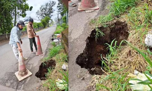 കാക്കനാട് തുതിയൂർ റോഡിൽ വൻ ഗർത്തം; ദുരന്തഭീതി കാക്കനാട് തുതിയൂർ റോഡിൽ വൻ ഗർത്തം; ദുരന്തഭീതി