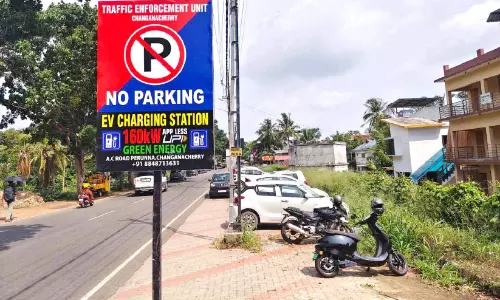റെയിൽവേ പാർക്കിങ് ഫീസ് വർധിപ്പിച്ചു; വാഹനങ്ങൾ പാർക്ക് ചെയ്യുന്നത് റോഡരികിൽ റെയിൽവേ പാർക്കിങ് ഫീസ് വർധിപ്പിച്ചു; വാഹനങ്ങൾ പാർക്ക് ചെയ്യുന്നത് റോഡരികിൽ