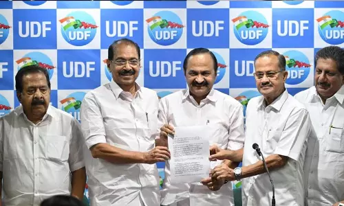 തർക്കം മുറുകുന്നു; മന്ത്രിമാരുടെ വകുപ്പുകളിൽ തീരുമാനമായില്ല തർക്കം മുറുകുന്നു; മന്ത്രിമാരുടെ വകുപ്പുകളിൽ തീരുമാനമായില്ല