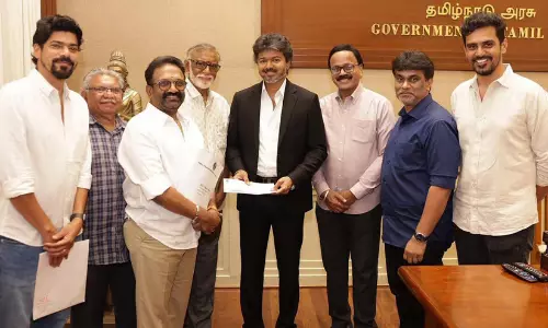 ബോക്സ് ഓഫീസിൽ കറുപ്പ് തരംഗം; 3 ദിവസം കൊണ്ട് 100 കോടി, അണിയറപ്രവർത്തകരെ നേരിട്ട് അഭിനന്ദിച്ച് മുഖ്യമന്ത്രി വിജയ്!