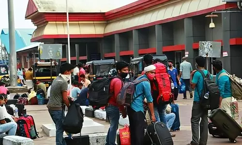 വിമാന ടിക്കറ്റ് വാഗ്ദാനം ചെയ്തിട്ടും രക്ഷയില്ല; വോട്ടു ചെയ്യാൻ പോയ അതിഥി തൊഴിലാളികൾ തിരികെ വരാത്തതിനെ തുടർന്ന് നിർമാണ മേഖല പ്രതിസന്ധിയിൽ വിമാന ടിക്കറ്റ് വാഗ്ദാനം ചെയ്തിട്ടും രക്ഷയില്ല; വോട്ടു ചെയ്യാൻ പോയ അതിഥി തൊഴിലാളികൾ തിരികെ വരാത്തതിനെ തുടർന്ന് നിർമാണ മേഖല പ്രതിസന്ധിയിൽ