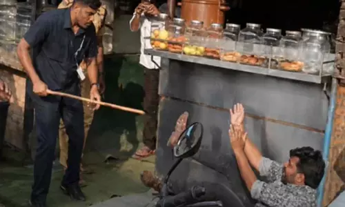 ഗൺമാൻമാരുടെ രക്ഷാപ്രവർത്തനം എസ്.പി ഷൗക്കത്തലി അന്വേഷിക്കും; 15 ദിവസത്തിനകം റിപ്പോർട്ട് ഗൺമാൻമാരുടെ രക്ഷാപ്രവർത്തനം എസ്.പി ഷൗക്കത്തലി അന്വേഷിക്കും; 15 ദിവസത്തിനകം റിപ്പോർട്ട്