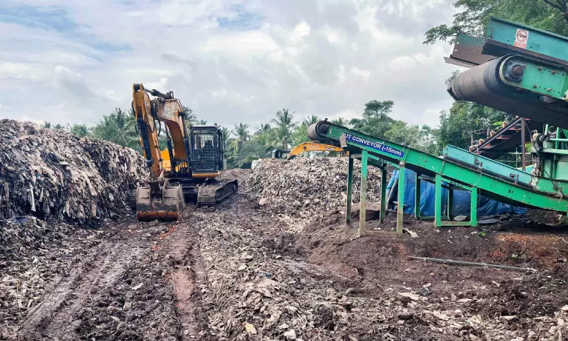 പുതിയാപ്പ് ട്രഞ്ചിങ് ഗ്രൗണ്ടിൽ ബയോമൈനിങ് അന്തിമ ഘട്ടത്തിൽ; ഭൂമി നിരപ്പാക്കൽ ഉടൻ പുതിയാപ്പ് ട്രഞ്ചിങ് ഗ്രൗണ്ടിൽ ബയോമൈനിങ് അന്തിമ ഘട്ടത്തിൽ; ഭൂമി നിരപ്പാക്കൽ ഉടൻ