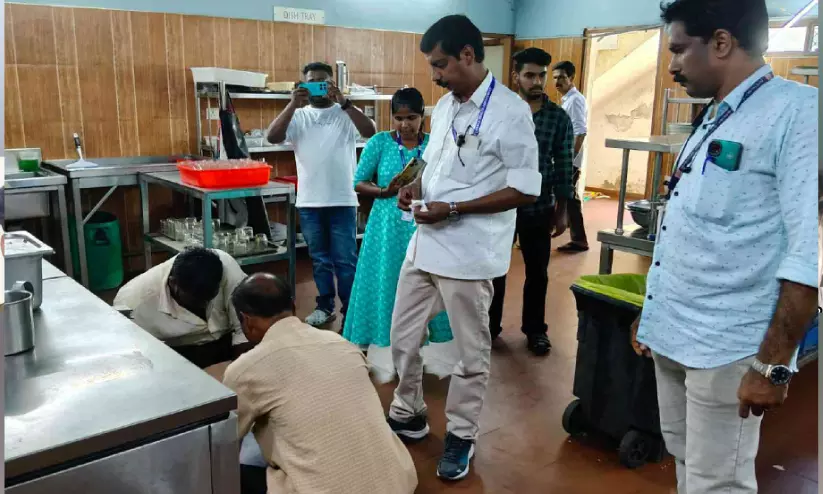 ഹോട്ടലുകളിൽ പരിശോധന; പഴകിയ ഭക്ഷണം പിടിച്ചു ഹോട്ടലുകളിൽ പരിശോധന; പഴകിയ ഭക്ഷണം പിടിച്ചു