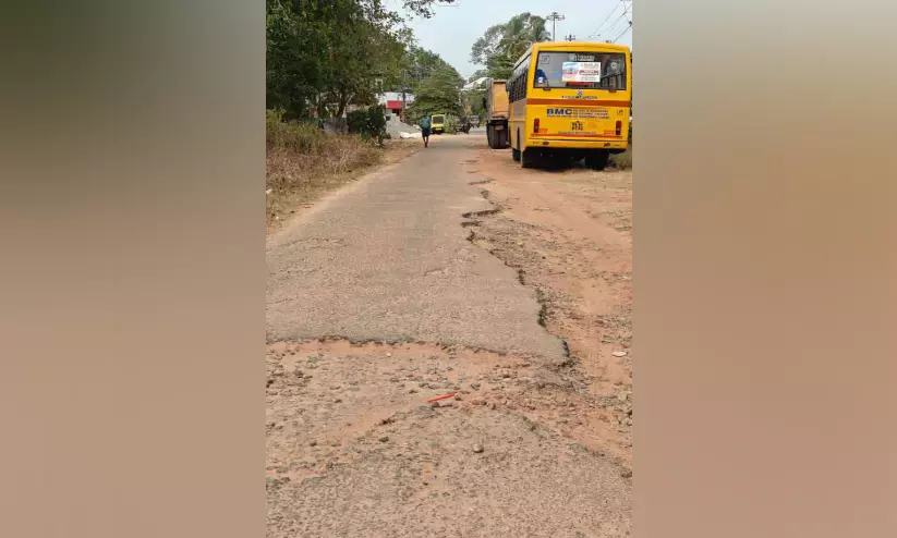 തകർന്ന് തരിപ്പണമായി പന്മന ആശ്രമം -പടിഞ്ഞാറ്റക്കര പൈപ്പ് റോഡ് തകർന്ന് തരിപ്പണമായി പന്മന ആശ്രമം -പടിഞ്ഞാറ്റക്കര പൈപ്പ് റോഡ്