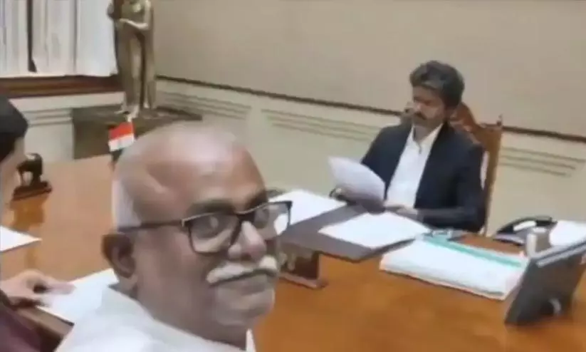 വിജയിയുടെ ചേംബറിൽനിന്ന് സെൽഫി വീഡിയോ; തമിഴ്നാട്ടിൽ വിവാദം വിജയിയുടെ ചേംബറിൽനിന്ന് സെൽഫി വീഡിയോ; തമിഴ്നാട്ടിൽ വിവാദം