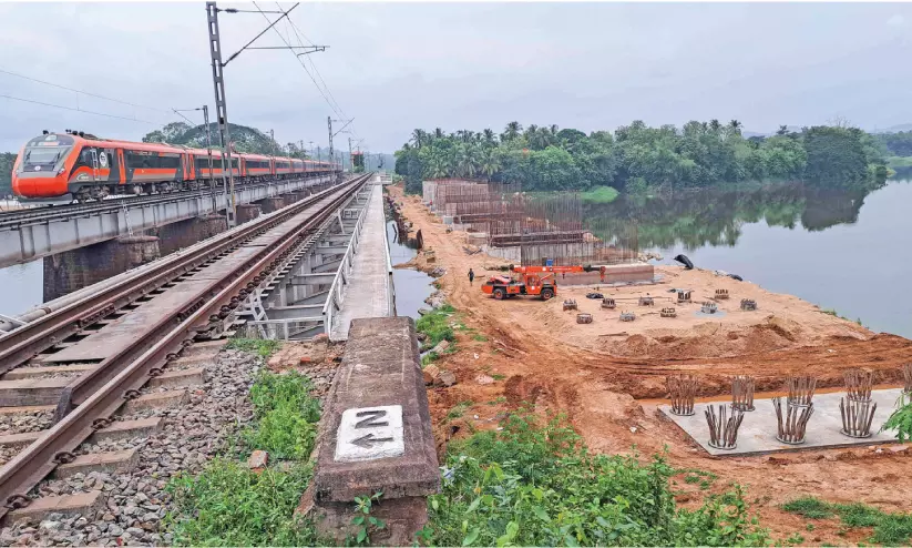 ഭാരതപ്പുഴക്ക് കുറുകെ ഷൊർണൂരിൽ റെയിൽവേ മൂന്നാം പാലം നിർമാണം പുരോഗമിക്കുന്നു ഭാരതപ്പുഴക്ക് കുറുകെ ഷൊർണൂരിൽ റെയിൽവേ മൂന്നാം പാലം നിർമാണം പുരോഗമിക്കുന്നു