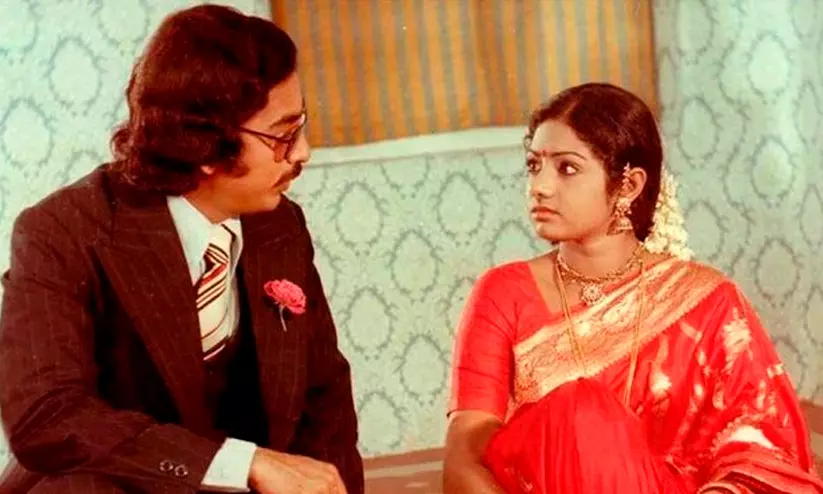 ചോര നനഞ്ഞ മണ്ണിൽ വിരിഞ്ഞ ചുവന്ന റോസാപ്പൂക്കൾ; തമിഴ് സിനിമയുടെ സമവാക്യങ്ങൾ തച്ചുടച്ച സിഗപ്പു റോജാക്കൾ ചോര നനഞ്ഞ മണ്ണിൽ വിരിഞ്ഞ ചുവന്ന റോസാപ്പൂക്കൾ; തമിഴ് സിനിമയുടെ സമവാക്യങ്ങൾ തച്ചുടച്ച സിഗപ്പു റോജാക്കൾ