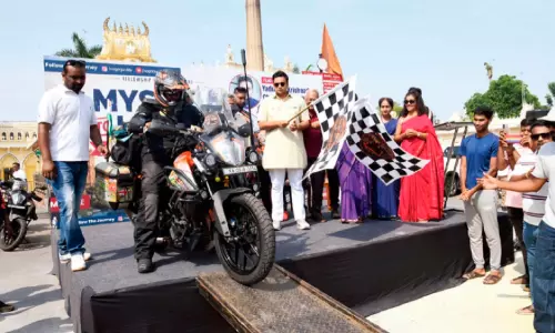 ബക്കിങ്ഹാം കൊട്ടാരം ലക്ഷ്യം; മൈസൂരുവിൽനിന്ന് ബൈക്ക് യാത്രികൻ ബക്കിങ്ഹാം കൊട്ടാരം ലക്ഷ്യം; മൈസൂരുവിൽനിന്ന് ബൈക്ക് യാത്രികൻ