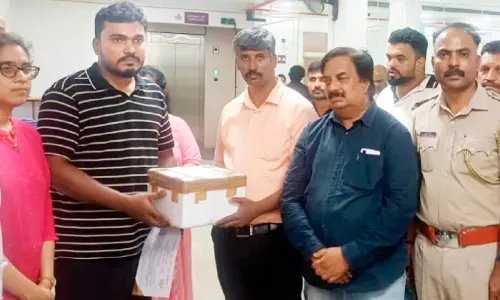 കണ്ണീരോടെ പ്രിയതമയുടെ കണ്ണുകൾ ദാനം ചെയ്തു കണ്ണീരോടെ പ്രിയതമയുടെ കണ്ണുകൾ ദാനം ചെയ്തു