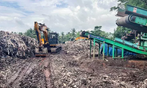 പു​തി​യാ​പ്പ് ട്ര​ഞ്ചിങ് ഗ്രൗ​ണ്ടി​ൽ ബ​യോ​മൈ​നി​ങ്   അ​ന്തി​മ ഘ​ട്ട​ത്തി​ൽ; ഭൂ​മി നി​ര​പ്പാ​ക്ക​ൽ ഉ​ട​ൻ