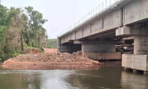 ദേ​ശീ​യ​പാ​ത വി​ക​സ​നം: പു​ഴ​യി​ലി​ട്ട മ​ണ്ണ് ആ​ര് മാ​റ്റും?