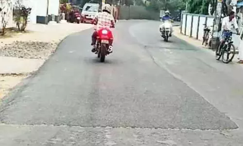 ഉയരപ്പാത നിർമാണത്തിന് വാഹനങ്ങൾ തിരിച്ചുവിട്ടു; തുറവൂർ- കുമ്പളങ്ങി റോഡ് തകർന്നു