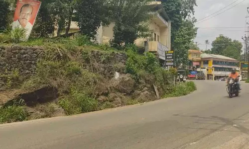 പൈ​​ങ്ങ​​ന​ വ​ള​വി​ൽ   അ​​പ​​ക​​ടം തു​​ട​​ർ​​ക്ക​​ഥ
