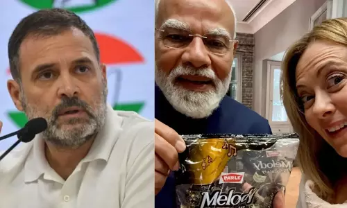 ‘രാജ്യം കടുത്ത പ്രതിസന്ധി നേരിടുമ്പോൾ പ്രധാനമന്ത്രി മിഠായി വിതരണത്തിൽ’; വിമർശനവുമായി രാഹുൽ ഗാന്ധി