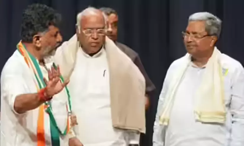 നേതൃമാറ്റം; സിദ്ധരാമയ്യയും ശിവകുമാറുമായി ഖാർഗെ കൂടിക്കാഴ്ച നടത്തി നേതൃമാറ്റം; സിദ്ധരാമയ്യയും ശിവകുമാറുമായി ഖാർഗെ കൂടിക്കാഴ്ച നടത്തി