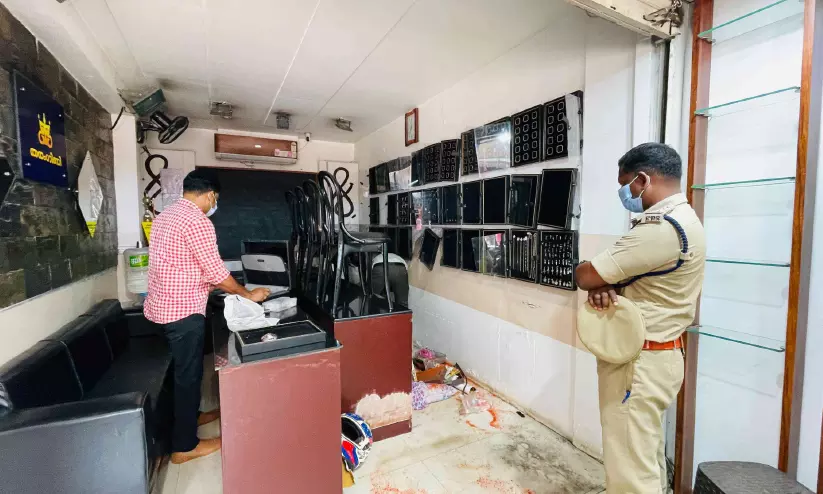 കടയുടെ ചുമര് കുത്തിത്തുരന്ന് മോഷണം; മൂന്നു കിലോ വെള്ളിയാഭരണങ്ങള് നഷ്ടപ്പെട്ടു കടയുടെ ചുമര് കുത്തിത്തുരന്ന് മോഷണം; മൂന്നു കിലോ വെള്ളിയാഭരണങ്ങള് നഷ്ടപ്പെട്ടു
