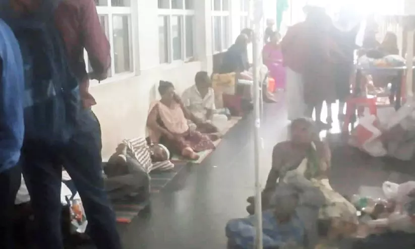 ഇവരും മനുഷ്യരാണ്; കോട്ടയം മെഡിക്കൽ കോളജ് ആശുപത്രിയിൽ നിലത്തു പോലും ഇടമില്ലാതെ രോഗികൾ ഇവരും മനുഷ്യരാണ്; കോട്ടയം മെഡിക്കൽ കോളജ് ആശുപത്രിയിൽ നിലത്തു പോലും ഇടമില്ലാതെ രോഗികൾ