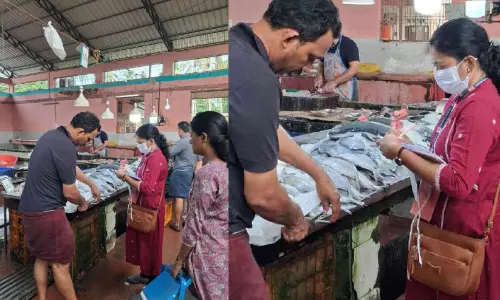 പേ​രാ​മ്പ്ര മ​ത്സ്യ​മാ​ർ​ക്ക​റ്റി​ൽ പ​രി​ശോ​ധ​ന