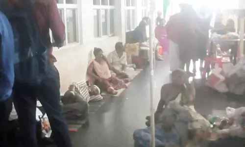 ഇവരും മനുഷ്യരാണ്; കോ​ട്ട​യം മെ​ഡി​ക്ക​ൽ കോ​ള​ജ് ആശുപത്രിയിൽ നി​ല​ത്തു പോ​ലും ഇ​ട​മി​ല്ലാ​തെ രോ​ഗി​ക​ൾ
