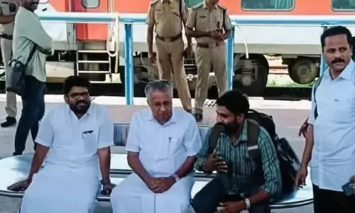 പൊലീസ് അകമ്പടിയും സ്പെഷൽ കസേരയും ഇല്ല, സമൂഹമാധ്യമത്തിൽ വിമർശനവും ട്രോളും നിറഞ്ഞ് പിണറായി വിജയന്റെ ചിത്രം