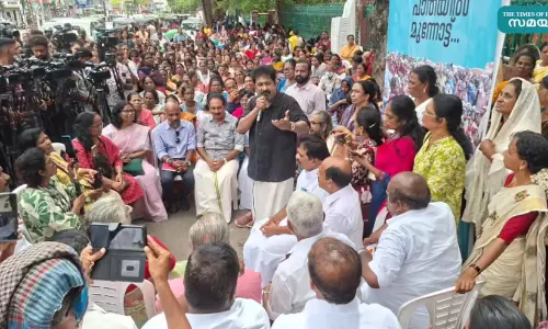 സമര വിജയം ആഘോഷിച്ച് ആശമാർ; മുൻ സർക്കാർ ഒഴുകിപ്പോയത് ആശമാരുടെ കണ്ണീർപ്പുഴയിൽ -പ്രേംകുമാർ