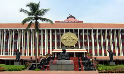 പ്രവേശനോത്സവ പൊലിമയിൽ സഭാതലം; ഇരിപ്പിടങ്ങളിലെ സ്ക്രീനിൽ ചിത്രംവെച്ചുള്ള സ്വാഗത പോസ്റ്റർ
