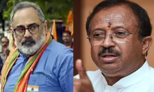 അധ്യക്ഷനാണോ മുൻ അധ്യക്ഷനാണോ വലുത്? വി മുരളീധരനെ നേതാവായി അംഗീകരിക്കാതെ രാജീവ് ചന്ദ്രശേഖർ; ബി.ജെ.പിയിൽ തർക്കം അധ്യക്ഷനാണോ മുൻ അധ്യക്ഷനാണോ വലുത്? വി മുരളീധരനെ നേതാവായി അംഗീകരിക്കാതെ രാജീവ് ചന്ദ്രശേഖർ; ബി.ജെ.പിയിൽ തർക്കം