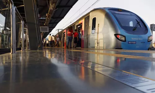 മുംബൈ മെട്രോയിൽ സാങ്കേതിക തകരാർ; 50 മിനിറ്റോളം സർവീസ് മുടങ്ങി, വലഞ്ഞ് യാത്രക്കാർ മുംബൈ മെട്രോയിൽ സാങ്കേതിക തകരാർ; 50 മിനിറ്റോളം സർവീസ് മുടങ്ങി, വലഞ്ഞ് യാത്രക്കാർ