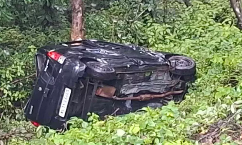 മരുതുംമൂട്ടിൽ സുരക്ഷവേലി തകർന്നിട്ട് നാളുകൾ; വീണ്ടും കാർ കൊക്കയിലേക്ക് മറിഞ്ഞു മരുതുംമൂട്ടിൽ സുരക്ഷവേലി തകർന്നിട്ട് നാളുകൾ; വീണ്ടും കാർ കൊക്കയിലേക്ക് മറിഞ്ഞു