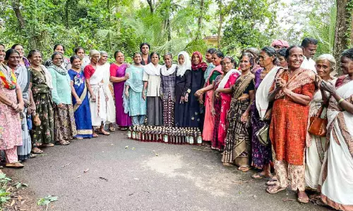 ശുചീകരണത്തിനിടെ റോഡരികിൽനിന്ന് കിട്ടിയത് 66 കുപ്പി വിദേശമദ്യം
