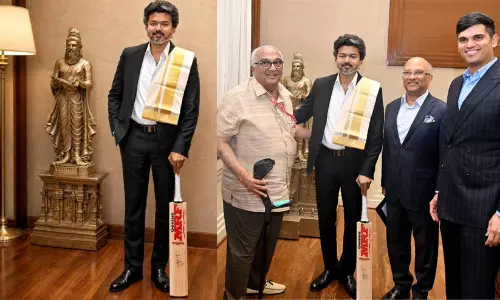 വിരാട് കോഹ്‌ലി ഒപ്പിട്ട ക്രിക്കറ്റ് ബാറ്റുമായി തമിഴ്‌നാട് മുഖ്യമന്ത്രി വിജയ്; വൈറലായി ചിത്രങ്ങൾ