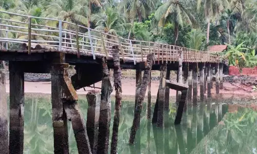 അച്ചാംതുരുത്തി -കിഴക്കേമുറി നടപ്പാലം അപകടാവസ്ഥയിൽ