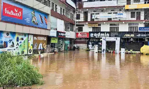 ഓടനിർമാണം പാതിവഴിയിൽ; ഒറ്റമഴയിൽ കടകളിൽ വെള്ളം കയറി, വ്യാപാരികൾ ദുരിതത്തിൽ