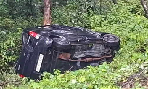 മ​രു​തും​മൂ​ട്ടി​ൽ സു​ര​ക്ഷ​വേ​ലി ത​ക​ർ​ന്നി​ട്ട് നാ​ളു​ക​ൾ; വീ​ണ്ടും കാ​ർ കൊ​ക്ക​യി​ലേ​ക്ക് മ​റി​ഞ്ഞു