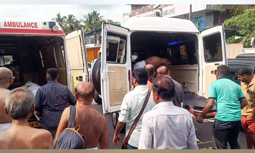മൃതദേഹവുമായി പോയ ആംബുലൻസും കാറും കൂട്ടിയിടിച്ച് അപകടം മൃതദേഹവുമായി പോയ ആംബുലൻസും കാറും കൂട്ടിയിടിച്ച് അപകടം