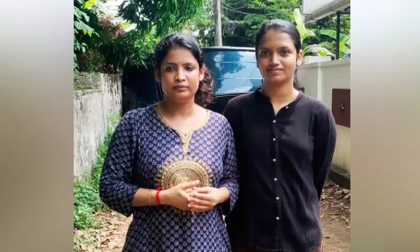 ‘ഇനിയൊരു ജന്മമുണ്ടെന്ന് കരുതിയതല്ല’; കൊമ്പൻ കുത്തിമലർത്തിയ കാറിനുള്ളിൽനിന്ന് സംഗീതയുടെ രണ്ടാം ജന്മം ‘ഇനിയൊരു ജന്മമുണ്ടെന്ന് കരുതിയതല്ല’; കൊമ്പൻ കുത്തിമലർത്തിയ കാറിനുള്ളിൽനിന്ന് സംഗീതയുടെ രണ്ടാം ജന്മം