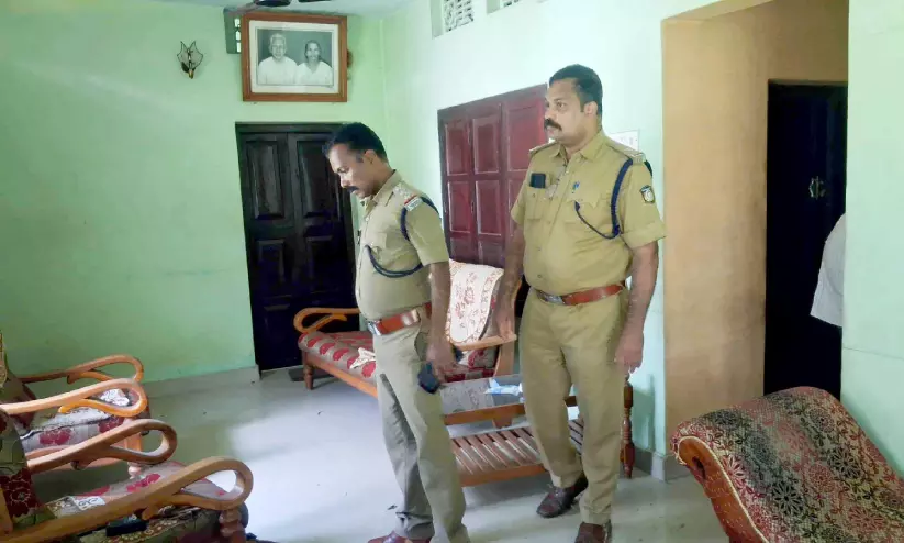 അടച്ചിട്ട വീട് കുത്തിത്തുറന്ന് മോഷണം അടച്ചിട്ട വീട് കുത്തിത്തുറന്ന് മോഷണം
