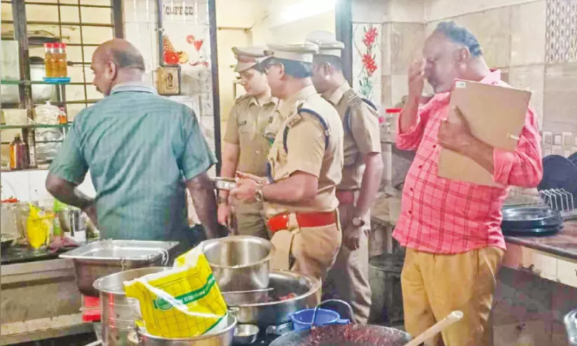 ആരോഗ്യ വിഭാഗത്തിന്റെ മിന്നൽ പരിശോധന; വൃത്തിഹീനമായി പ്രവർത്തിച്ച കടകൾക്ക് പിഴ ആരോഗ്യ വിഭാഗത്തിന്റെ മിന്നൽ പരിശോധന; വൃത്തിഹീനമായി പ്രവർത്തിച്ച കടകൾക്ക് പിഴ