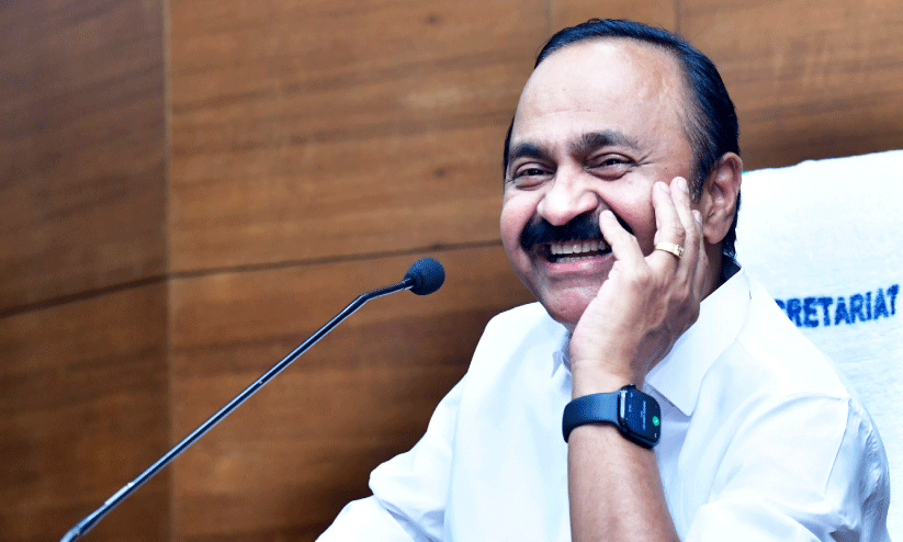 സത്യപ്രതിജ്ഞക്കുശേഷം വി.ഡി. സതീശൻ മുഖ്യമന്ത്രിക്കസേരയിൽ -ചിത്രം: പി.ബി. ബിജു