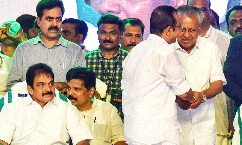 മുഖ്യമന്ത്രിയായി സത്യപ്രതിജ്ഞ ചെയ്ത വി.ഡി. സതീശനെ പ്രതിപക്ഷ നേതാവ് പിണറായി വിജയൻ അഭിനന്ദിക്കുന്നു. സമീപം എ.ഐ.സി.സി ജന. സെക്രട്ടറി കെ.സി. വേണുഗോപാൽ, മന്ത്രി എ.പി. അനിൽകുമാർ