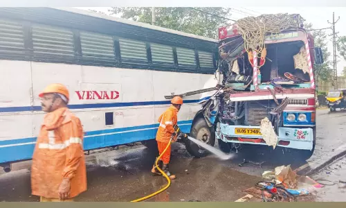 രാമപുരത്ത് ബസും ലോറിയും കൂട്ടിയിടിച്ച് 15 പേർക്ക് പരിക്ക്