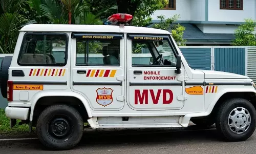 മോഷ്ടിച്ച സ്കൂട്ടറുമായി സഞ്ചരിച്ച യുവതിയെ മോട്ടോർ വാഹന വകുപ്പ് ഉദ്യോഗസ്ഥർ പിടികൂടി, കേസ് കളമശേരി പൊലീസിന് കൈമാറി