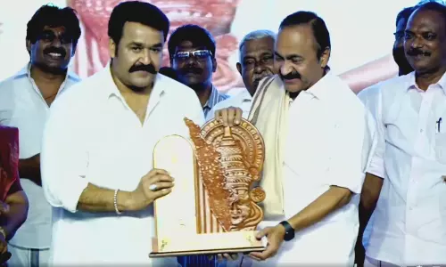 വി.ഡി. സതീശനുമുന്നിൽ രണ്ട് ആകുലതകൾ പങ്കു​വെച്ച് ​മോഹൻലാൽ
