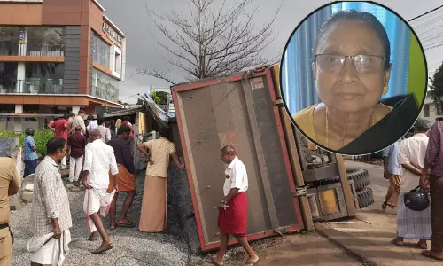 ലോറി വീടിന് മുകളിൽ മറിഞ്ഞ് വയോധികക്ക് ദാരുണാന്ത്യം