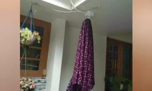 വീട് കുത്തിത്തുറന്ന് സ്വർണവും പണവും കവർന്നു