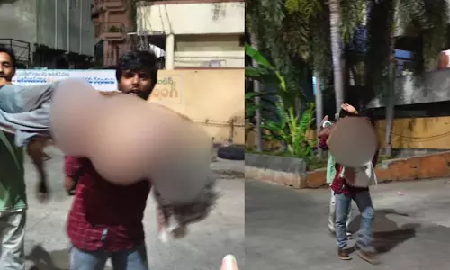 തെലങ്കാനയിൽ സർക്കാർ ആശുപത്രിയിലെ അനാസ്ഥ: ആംബുലന്‍സ് വിട്ടു നൽകിയില്ല, സൂര്യാഘാതമേറ്റ് മരിച്ചയാളുടെ മൃതദേഹം ചുമന്ന് ബന്ധുക്കൾ നടന്നത് നാല് കിലോമീറ്റർ